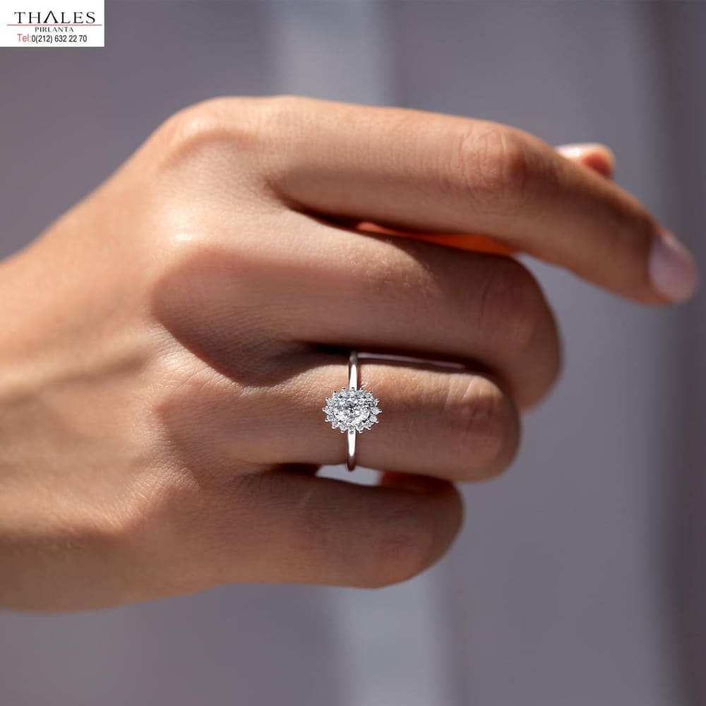 GIA Sertifikalı Oval Pırlanta Yüzük 0.65 Karat G VS2