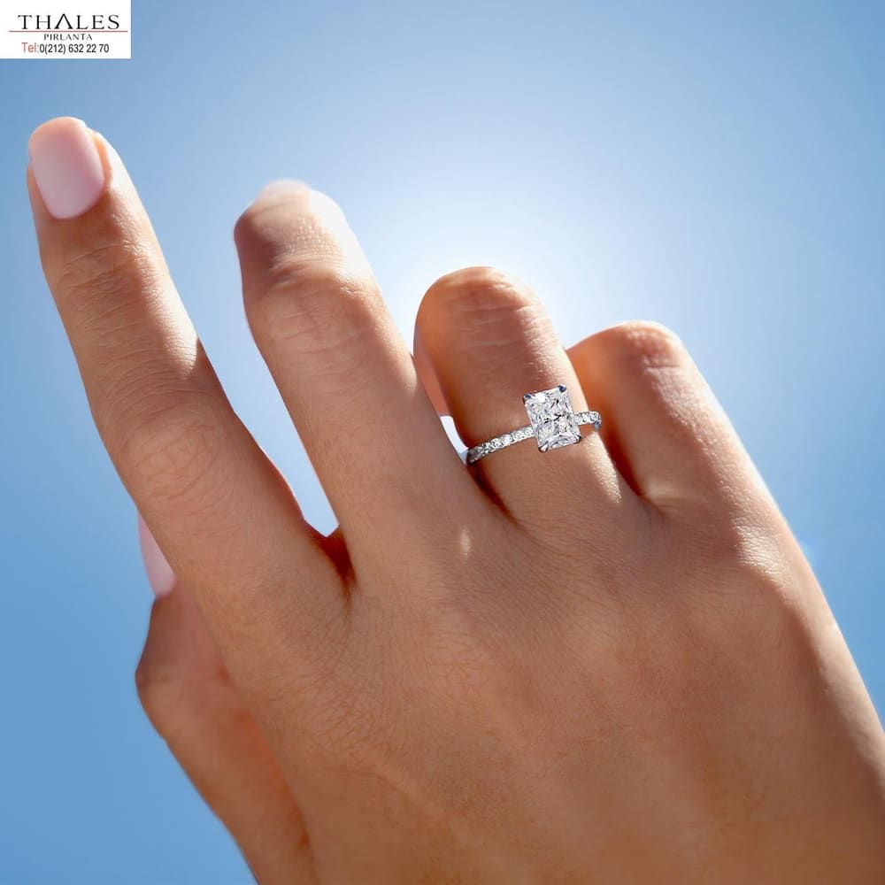 Radyan Kesim Beyaz Topaz Yüzük 2.40 Karat